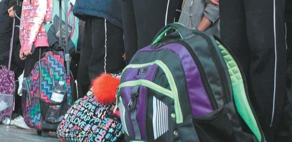 Peso excesivo en mochilas podría causar daños severos a niños