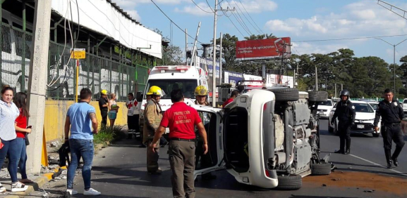 Joven resulta ileso tras volcar su auto en la colonia Condesa | ALEXANDRA AMAO