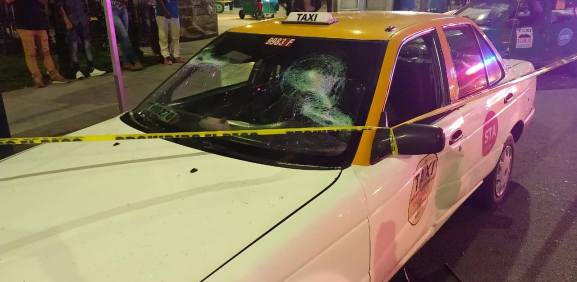 Pelean taxistas por base en el Centro de Monterrey; hay dos heridos