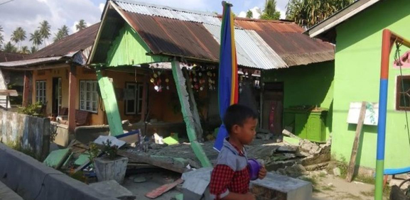 Terremoto de 7.5 sacude el centro de Indonesia