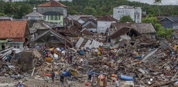 Aumenta a 281 cifra de muertos por tsunami en Indonesia