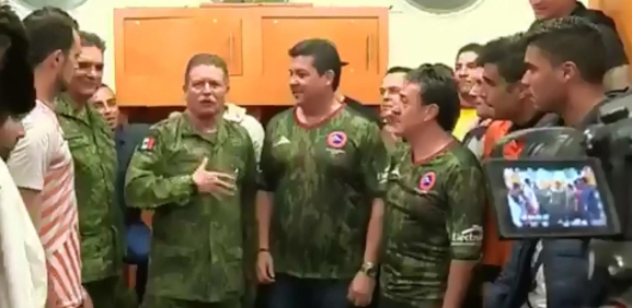 Comandante de la Cuarta Región Militar, Jens Pedro Lohmann, felicita a equipo de Correcaminos por homenaje al Ejército Mexicano y triunfo