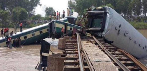 Se descarrila tren en Bangladesh; hay cinco muertos y más de 100 heridos