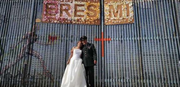 Veterano de guerra de EU se casa frente al muro fronterizo en Tijuana