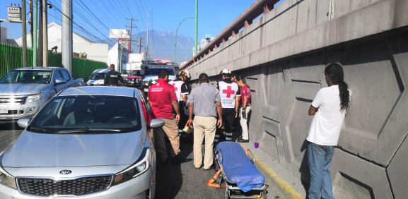 Motociclista queda lesionado tras impactarse contra un auto en la avenida Ruiz Contines