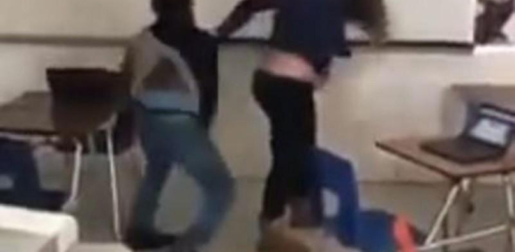 Maestra y alumno protagonizan brutal pelea en salón de clases