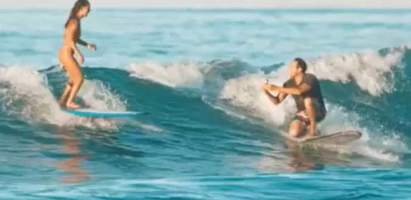 Pide matrimonio mientras surfeaban y se le cae anillo al agua