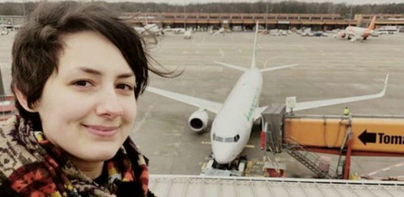 Mujer se casa con un avión que conoció hace seis años