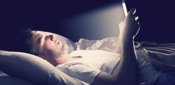 El uso del celular antes de dormir podría afectar la calidad del sueño