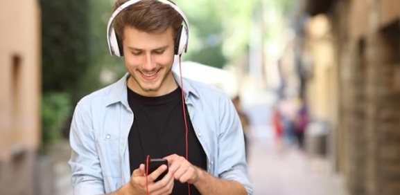Jóvenes sufren pérdida auditiva cada vez más por uso excesivo de audífonos 