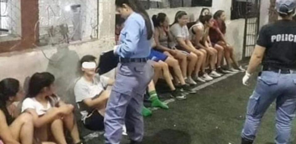 Arrestan a mujeres por jugar futbol