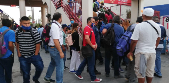   MONTERREY.- Noé Chávez informó que habrá trenes detenidos en algunas estaciones del Metro para evitar las aglomeraciones cuando se reanude el servicio en el turno vespertino.  En rueda de prensa mencionó que habrá cinco trenes esperando salir a las 15:0