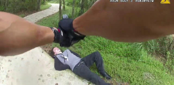 Policía es apuñalado en el cuello por el joven que intentaba detener 
