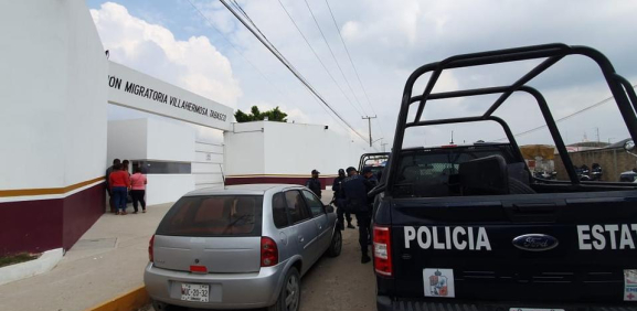 Migrantes intentan salir por la fuerza de estación del INM en Villahermosa
