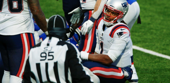 Cam Newton pierde balón al final del partido ante los Bills de Buffalo