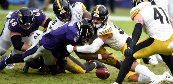 Lamar Jackson es detenido por la defensiva de los Steelers.