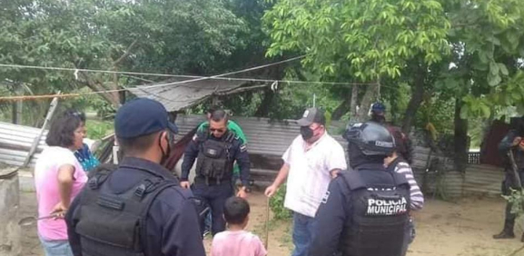 Rescatan a niño que era encadenado por su mamá para que no saliera
