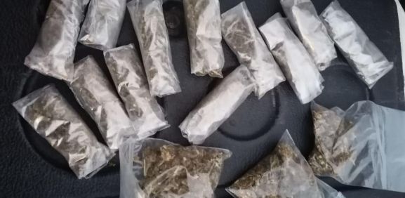 Detienen a dos jóvenes mientras vendían droga en la colonia Metroplex