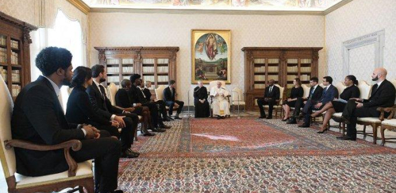 El Papa Francisco recibió a los jugadores de la NBA en el Vaticano