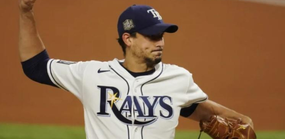 Charlie Morton firma con los Bravos de Atlanta