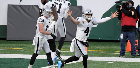 Raiders gana de milagro con pase de touchdown de Derek Carr a Henry Ruggs