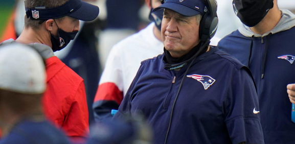 Bill Belichick verá los playoffs de NFL desde su casa.