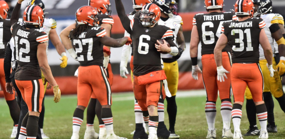 Baker Mayfield celebra la clasificación de Cleveland a los playoffs