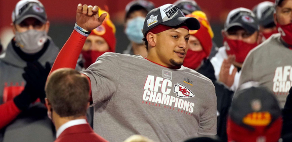 Patrick Mahomes celebrando el título de la Conferencia Americana al vencer a Josh Allen y los Bills