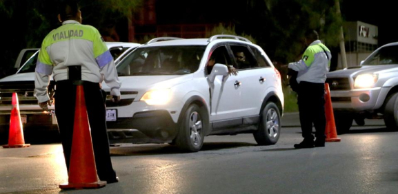 Alcoholímetro podría dar positivo si hay gel antibacterial o toallas en el auto: secretario de movilidad