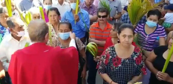 sacerdote quita cubrebocas