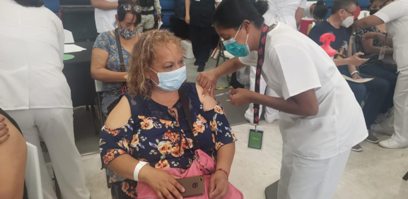 Inicia vacunación contra el Covid-19 a personas de 50 a 59 años en San Pedro 