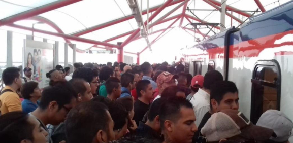 Falla en la Línea 2 del Metro deja varados a usuarios en la estación Sendero 