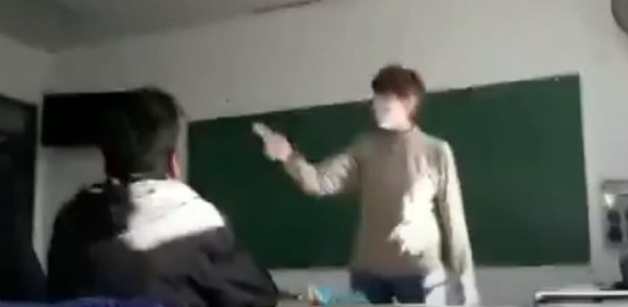 Argentina. Maestra violenta grita a alumno en clase por tema político