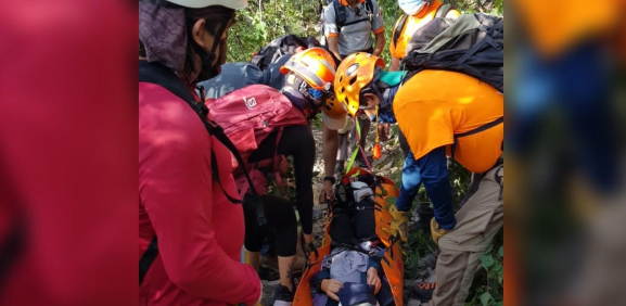Rescatan a mujer que sufrió una caída en el Cerro de las Mitras