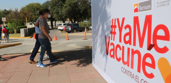 Menores de edad en busca de vacuna con amparo.