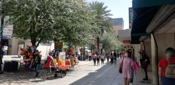 Las calles del centro de Monterrey lucieron con poca afluencia de personas