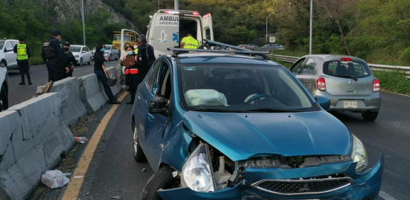 Joven pierde el control y se estrella contra muretes