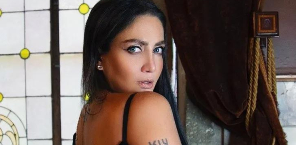 Celia Lora cubre sólo lo más importante de su cuerpo con joyas