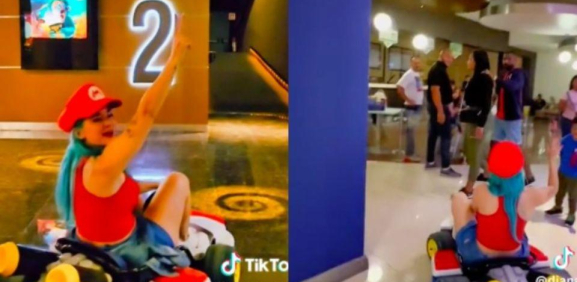 Joven llega al cine en go-kart para ver la película de Mario Bros y se vuelve viral