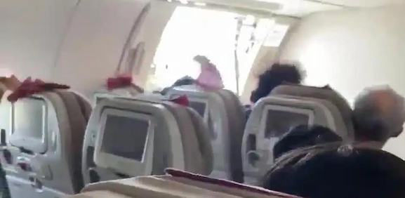 Un pasajero abre la puerta de un avión en pleno vuelo y esto sucedió