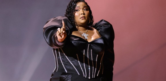 Lizzo es demandada por sus bailarinas por presunto acoso