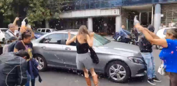 Agreden a “Lady Racista” a la salida de su primera audiencia
