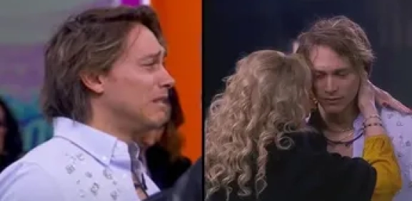 Aldo de Nigris rompe en llanto por la visita de su abuela