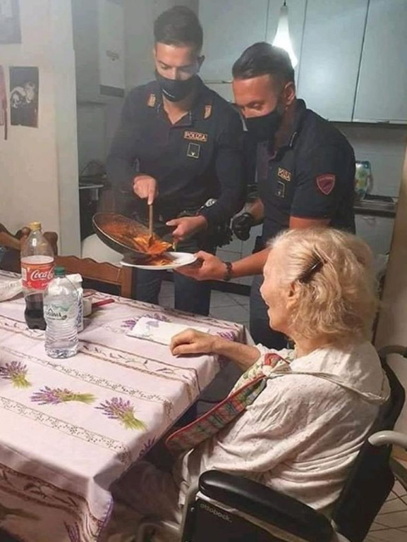 “Tengo hambre”: Abuelita llama a la policía para que la ayuden a comer 