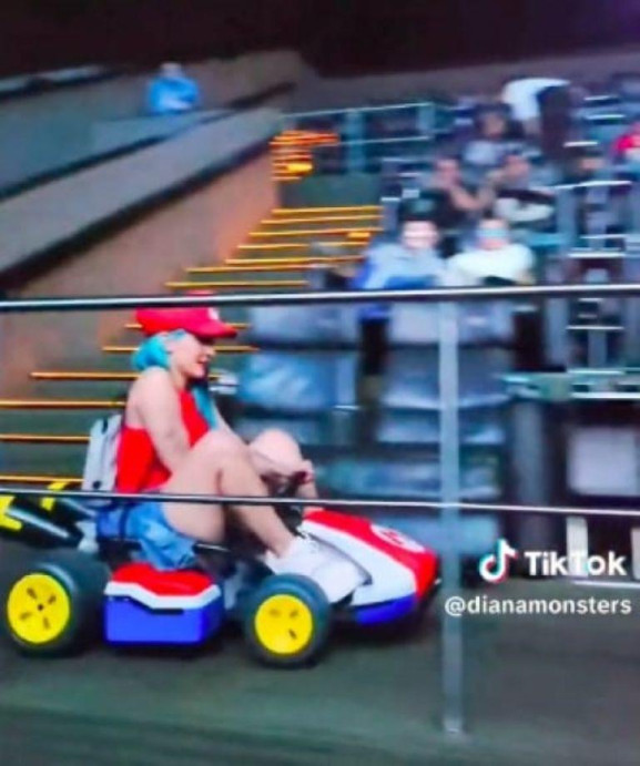 Joven llega al cine en go-kart para ver la película de Mario Bros y se vuelve viral