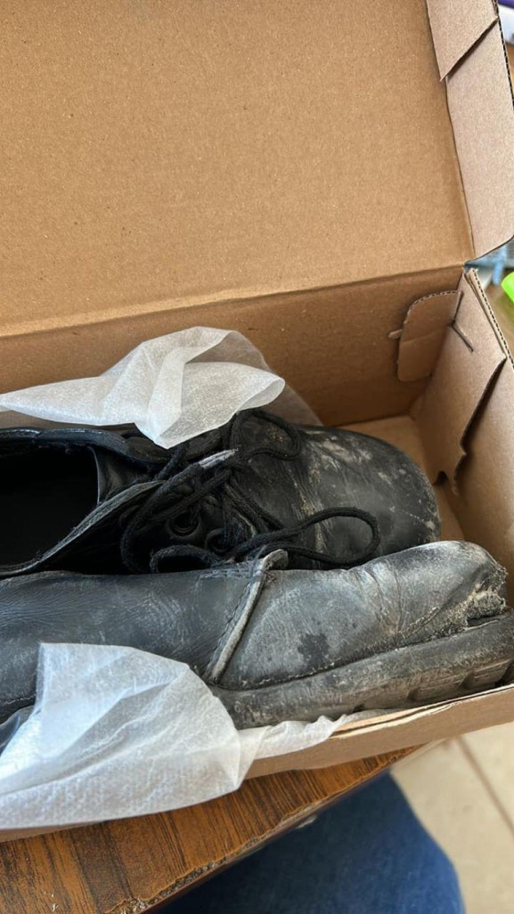Maestra regala zapatos a alumno que dijo que los suyos hablaban